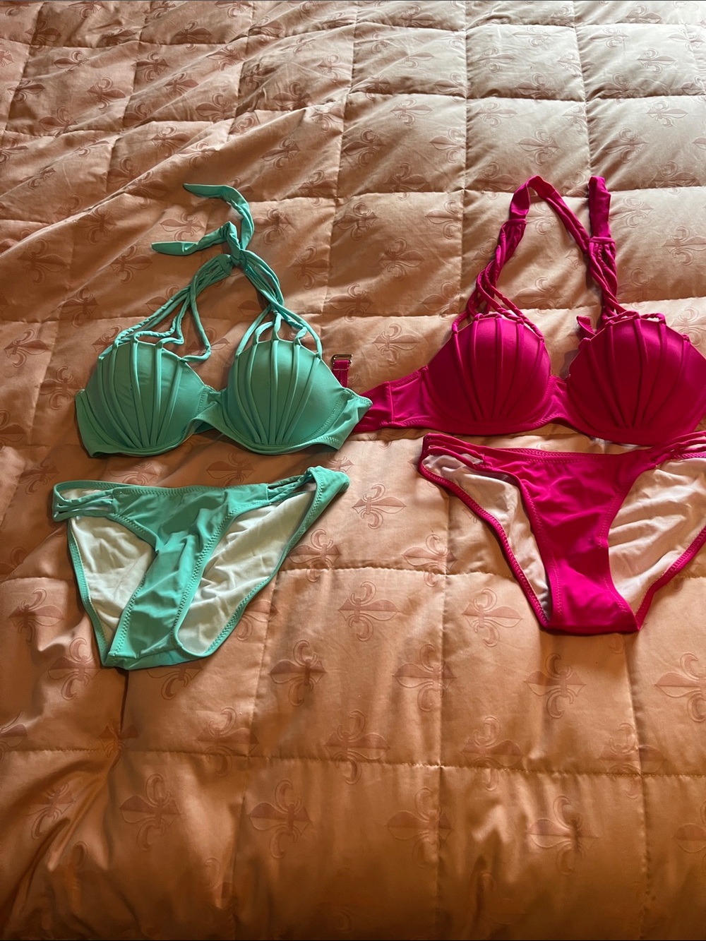 NWOT Women’s Shell-Style Bikini Set in Mint and Fuchsia - Unbranded